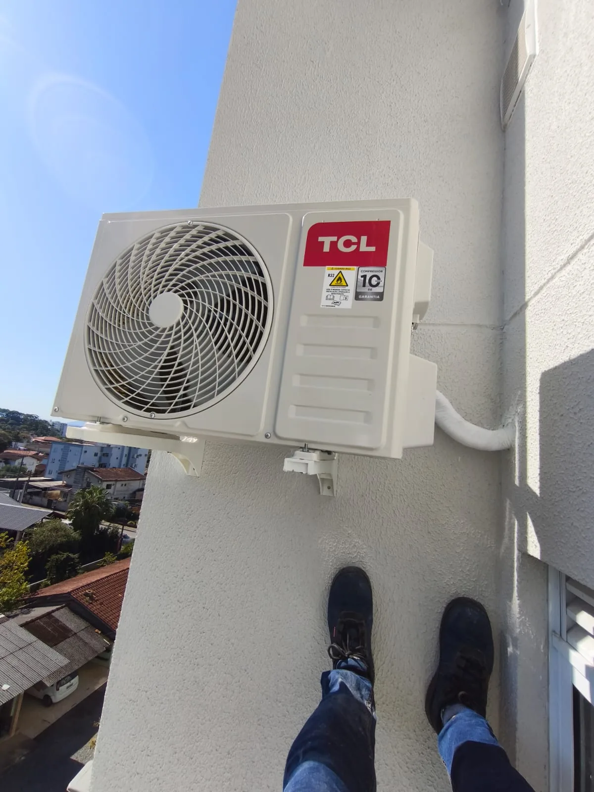 Instalação — trabalho realizado pela Via Rapel Climatização