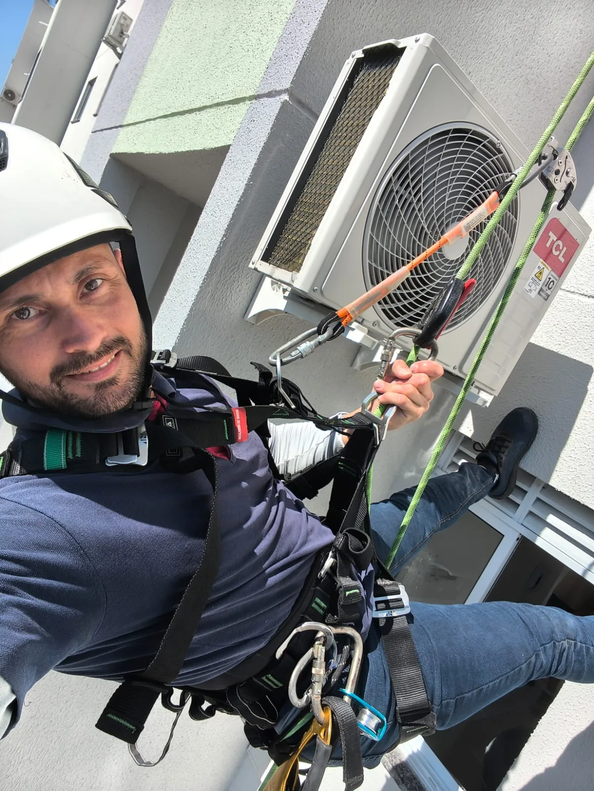 Instalação — trabalho realizado pela Via Rapel Climatização