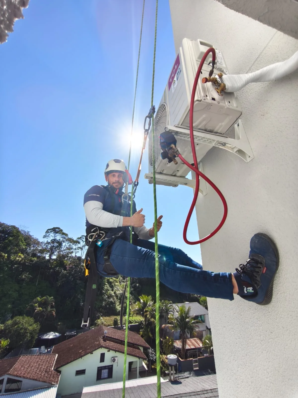 Instalação — trabalho realizado pela Via Rapel Climatização