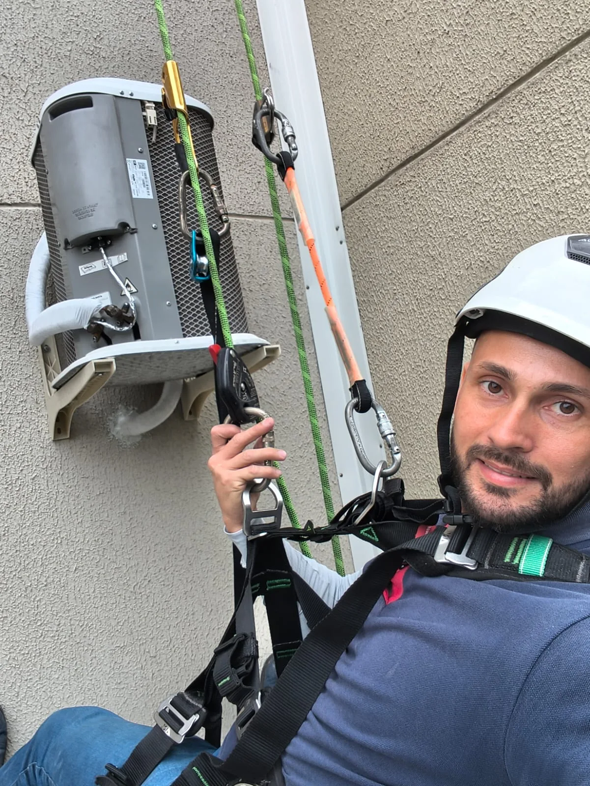 Instalação — trabalho realizado pela Via Rapel Climatização