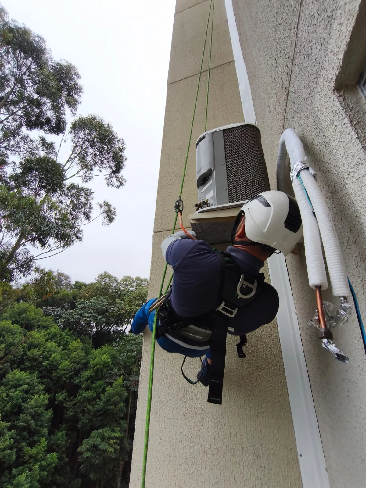 Instalação — trabalho realizado pela Via Rapel Climatização