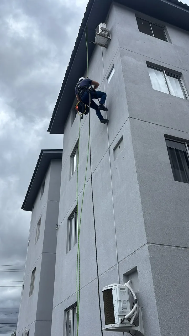 Instalação — trabalho realizado pela Via Rapel Climatização
