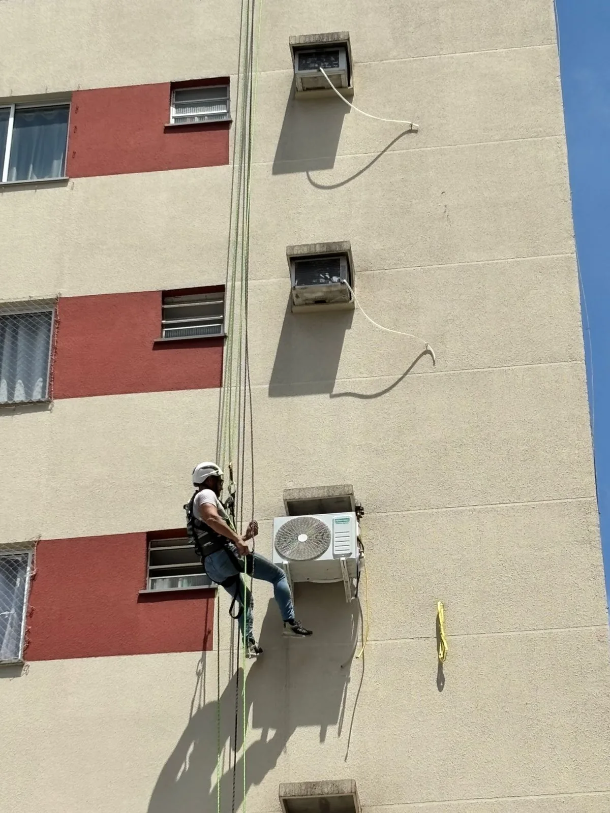 Instalação — trabalho realizado pela Via Rapel Climatização