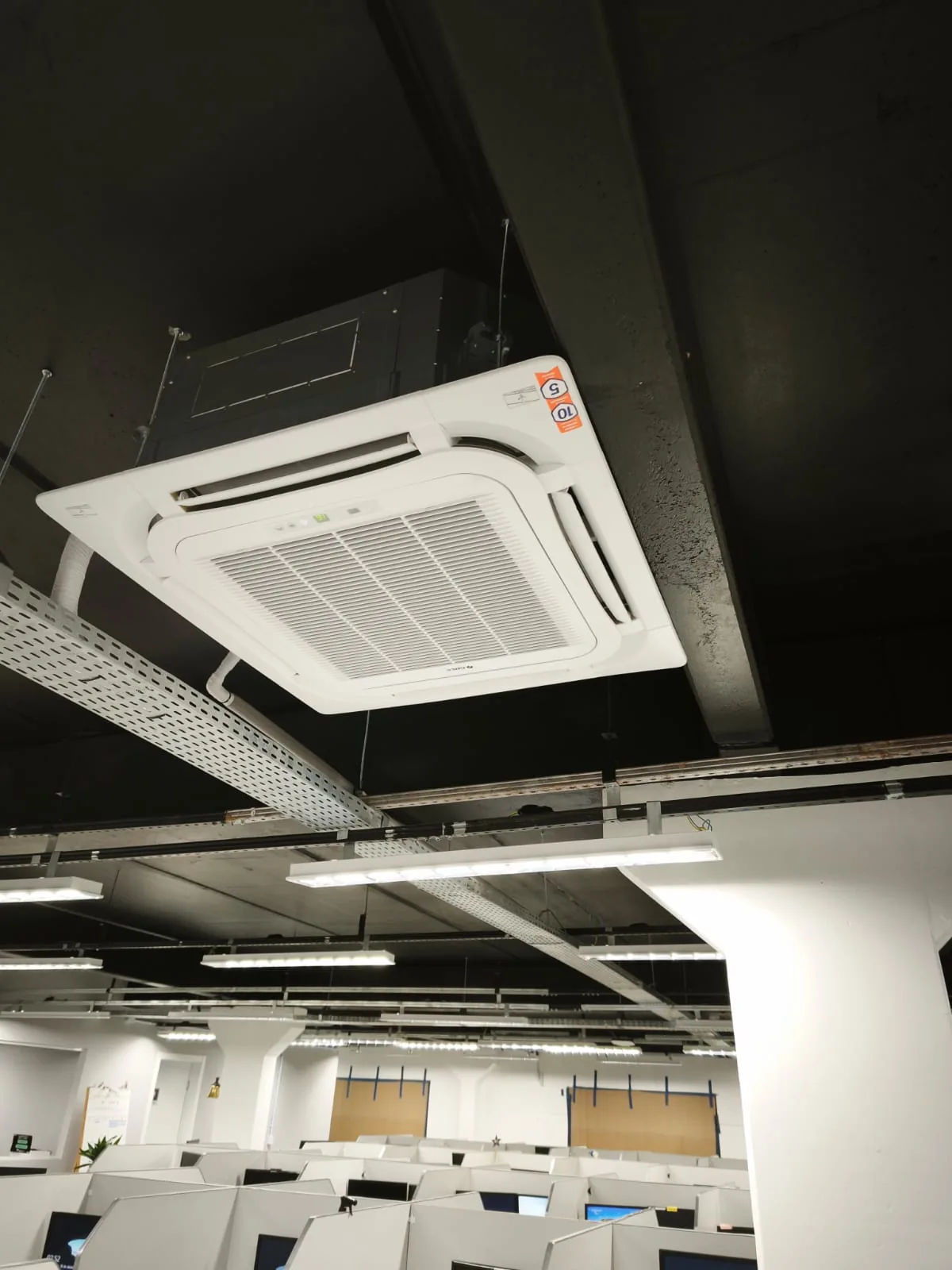 Instalação — trabalho realizado pela Via Rapel Climatização