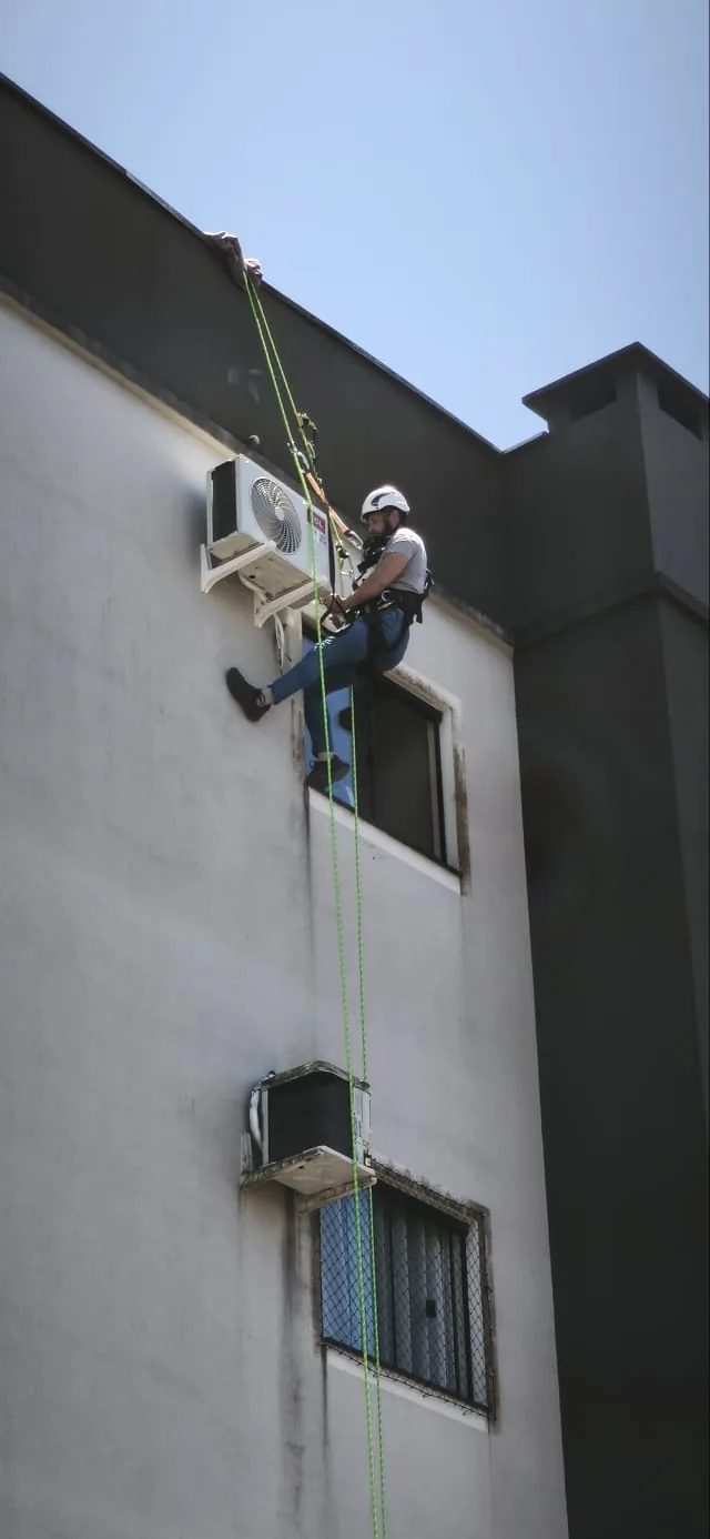Instalação — trabalho realizado pela Via Rapel Climatização