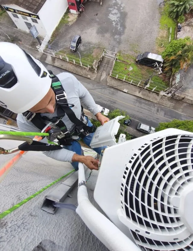 Instalação — trabalho realizado pela Via Rapel Climatização