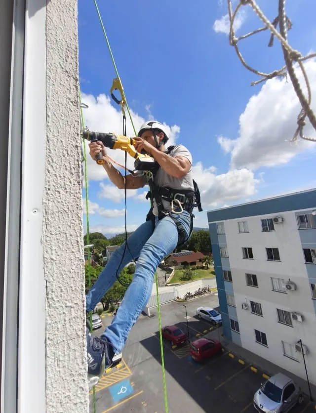 Acesso por cordas e trabalho em altura — trabalho real da Via Rapel Climatização