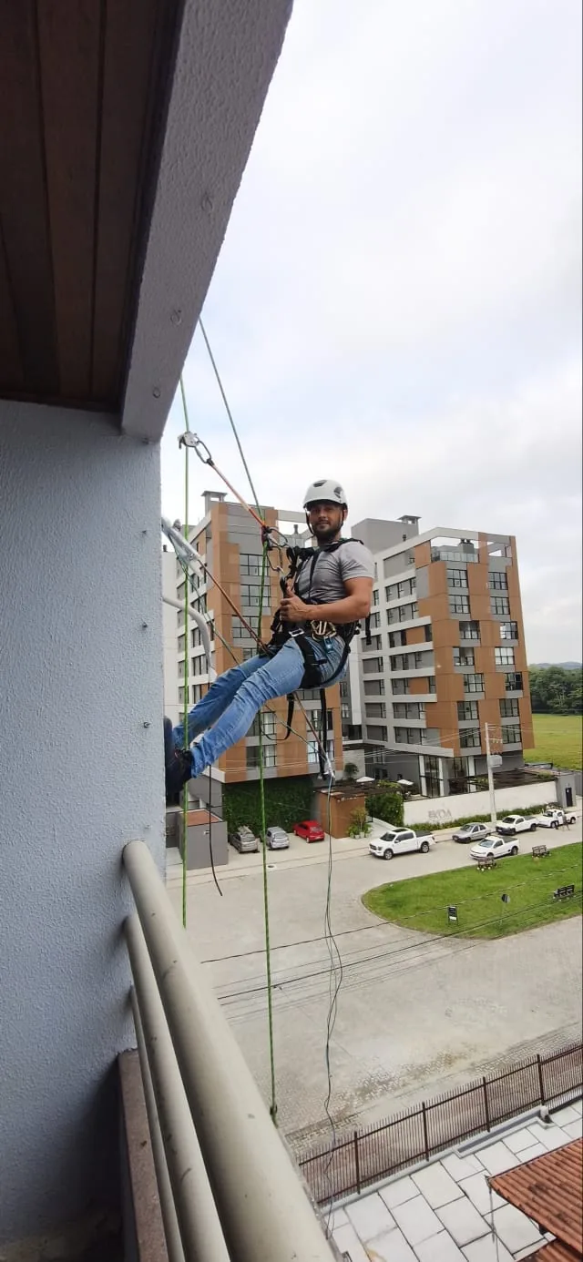 Instalação — trabalho realizado pela Via Rapel Climatização