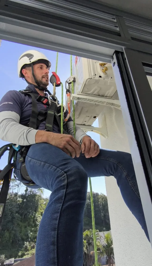 Instalação — trabalho realizado pela Via Rapel Climatização