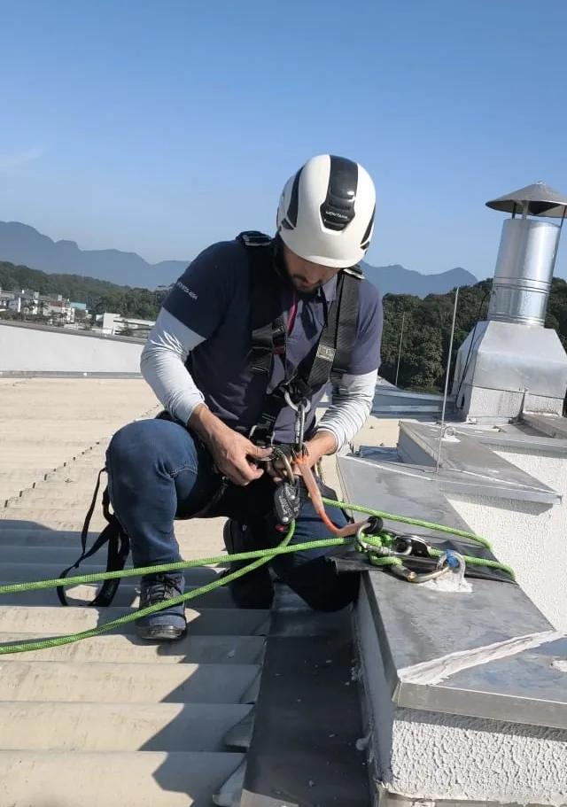 Instalação — trabalho realizado pela Via Rapel Climatização