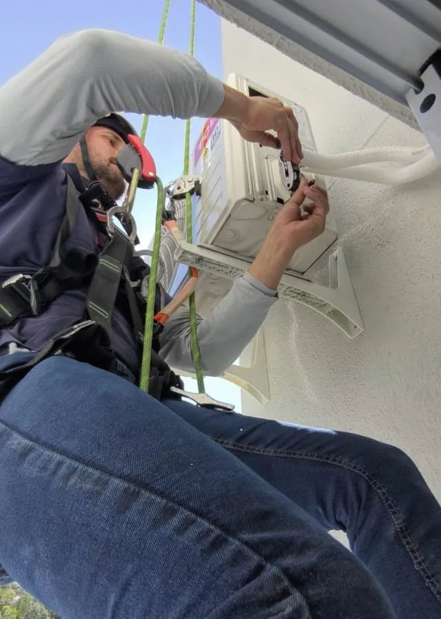 Instalação — trabalho realizado pela Via Rapel Climatização