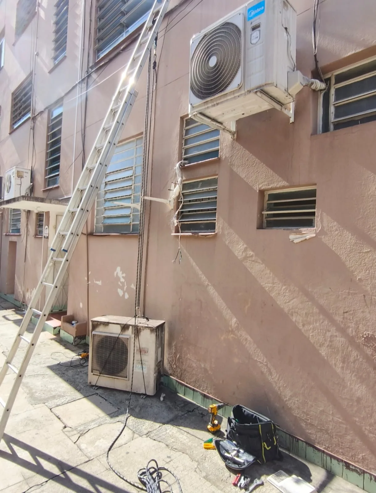 Manutenção — trabalho realizado pela Via Rapel Climatização