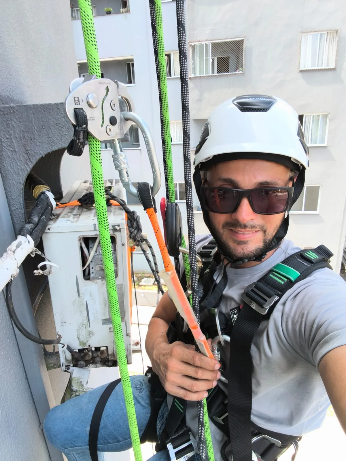 Reparos — trabalho realizado pela Via Rapel Climatização