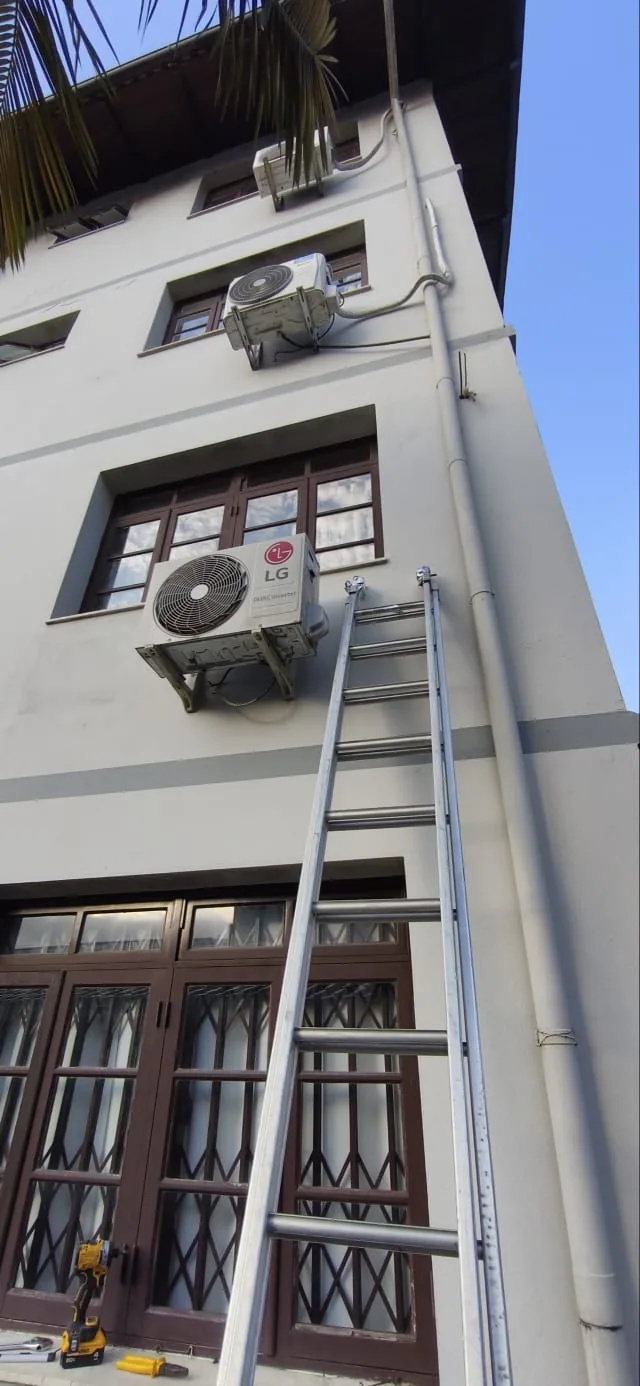 Reparos — trabalho realizado pela Via Rapel Climatização